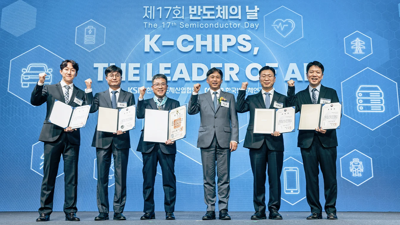 (왼쪽부터) 이진희(HBM 수율개선), 방유봉(장비통합기술) 팀장, 최준기 부사장(이천FAB 담당), 곽노정 사장, 정춘석(Leading HBM Design), 양명훈(Mobile검증) 팀장. / 사진=SK하이닉스