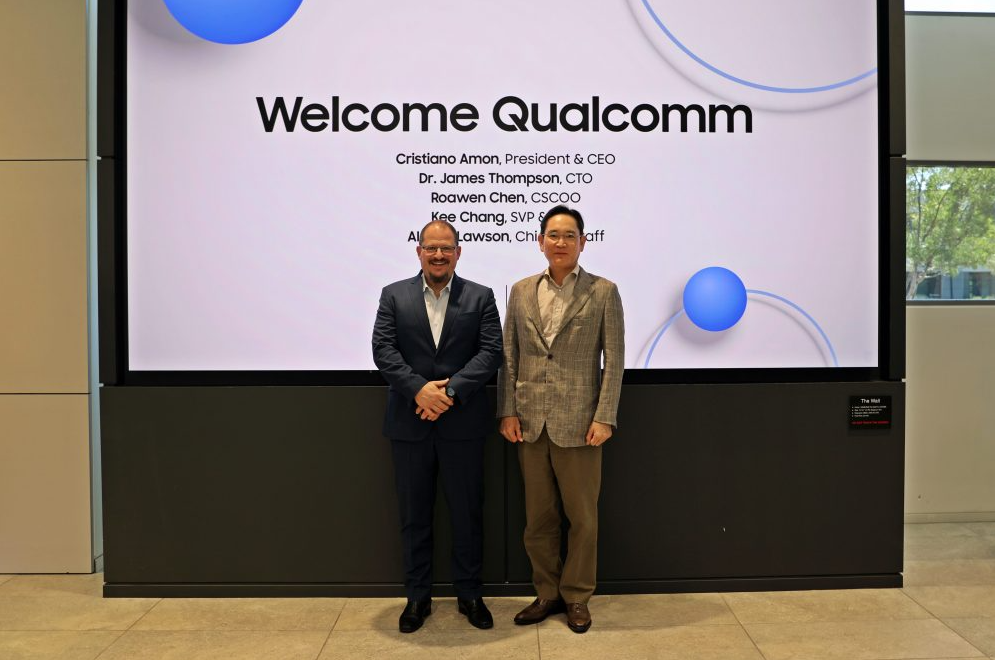 Samsung Electronics Chairman Lee Jae-yong poses for a photo with Qualcomm President and CEO Cristiano Amon at the Samsung Electronics DSA in San Jose, California, in June this year (Photo: Samsung Electronics)