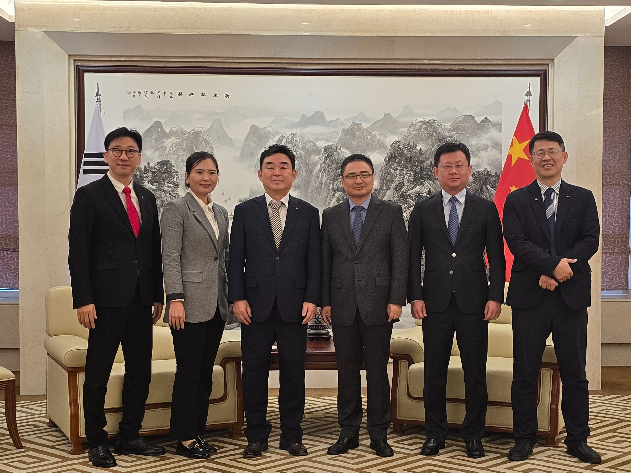 최철규 강원랜드 대표이사직무대행(왼쪽에서 세번째)이 팡쿤 주한 중국대사관 대리대사(네번째)를 비롯한 관계자들과 간담회를 마무리하고 기념촬영을 하는 모습./사진제공=강원랜드