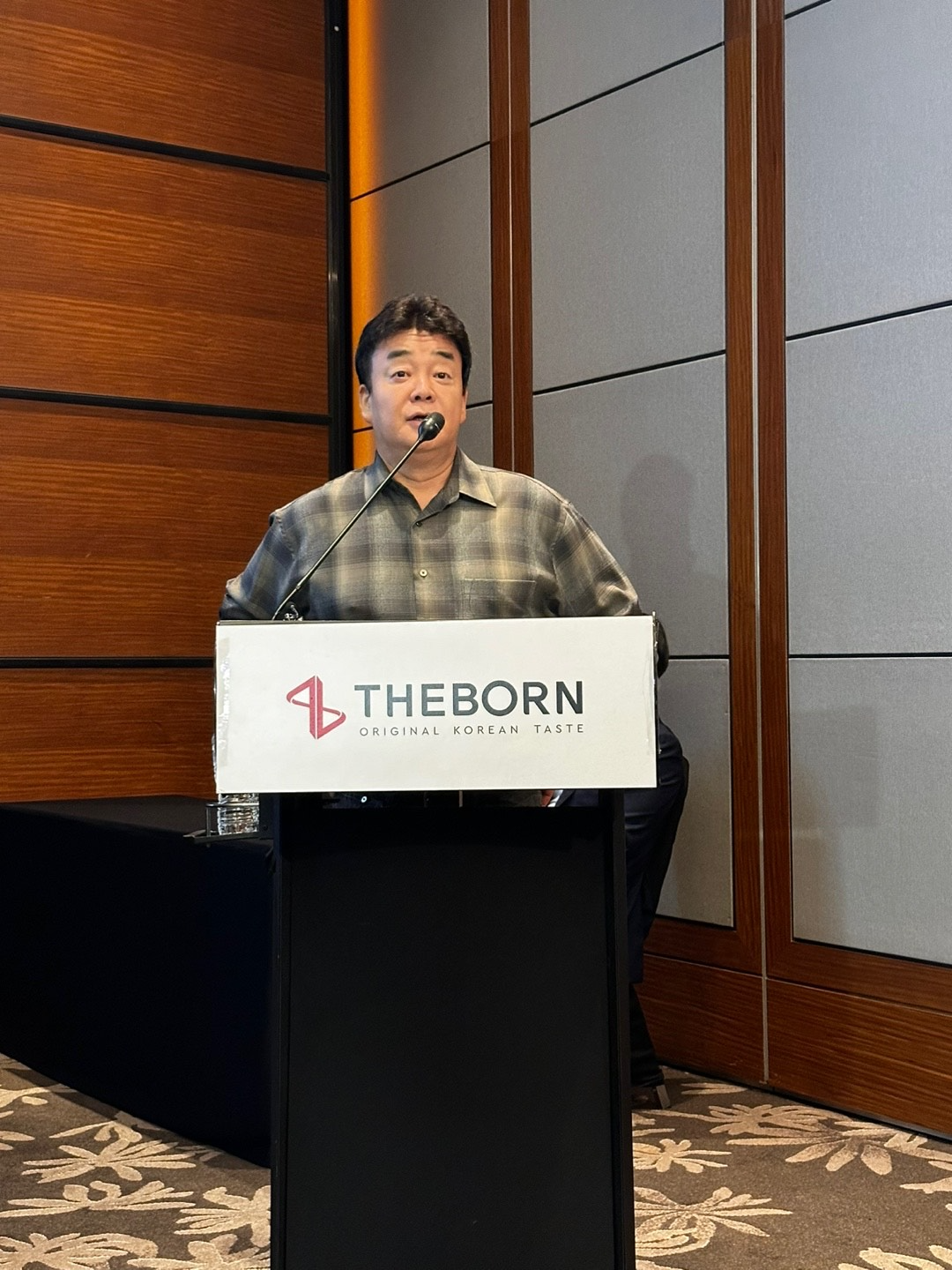 백종원 더본코리아 대표가 28일 서울 여의도 콘래드호텔에서 열린 기업공개(IPO) 기자간담회에서 발표하고 있다. / 사진제공= IR큐더스(2024.10.28)