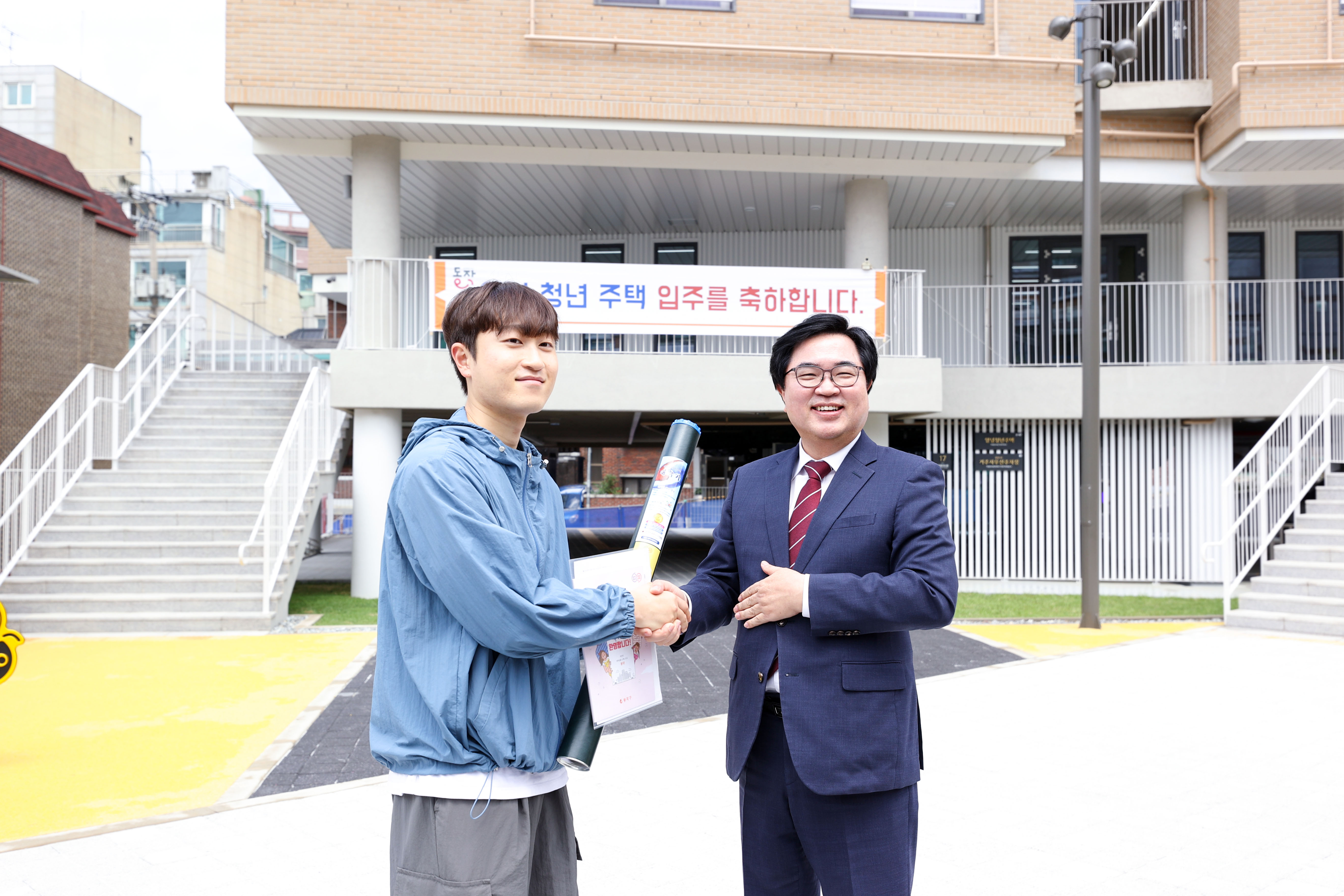 박일하 동작구청장이 ‘만원주택’ 입주식에서 첫 입주자와 기념사진을 촬영하고 있다../사진제공=동작구