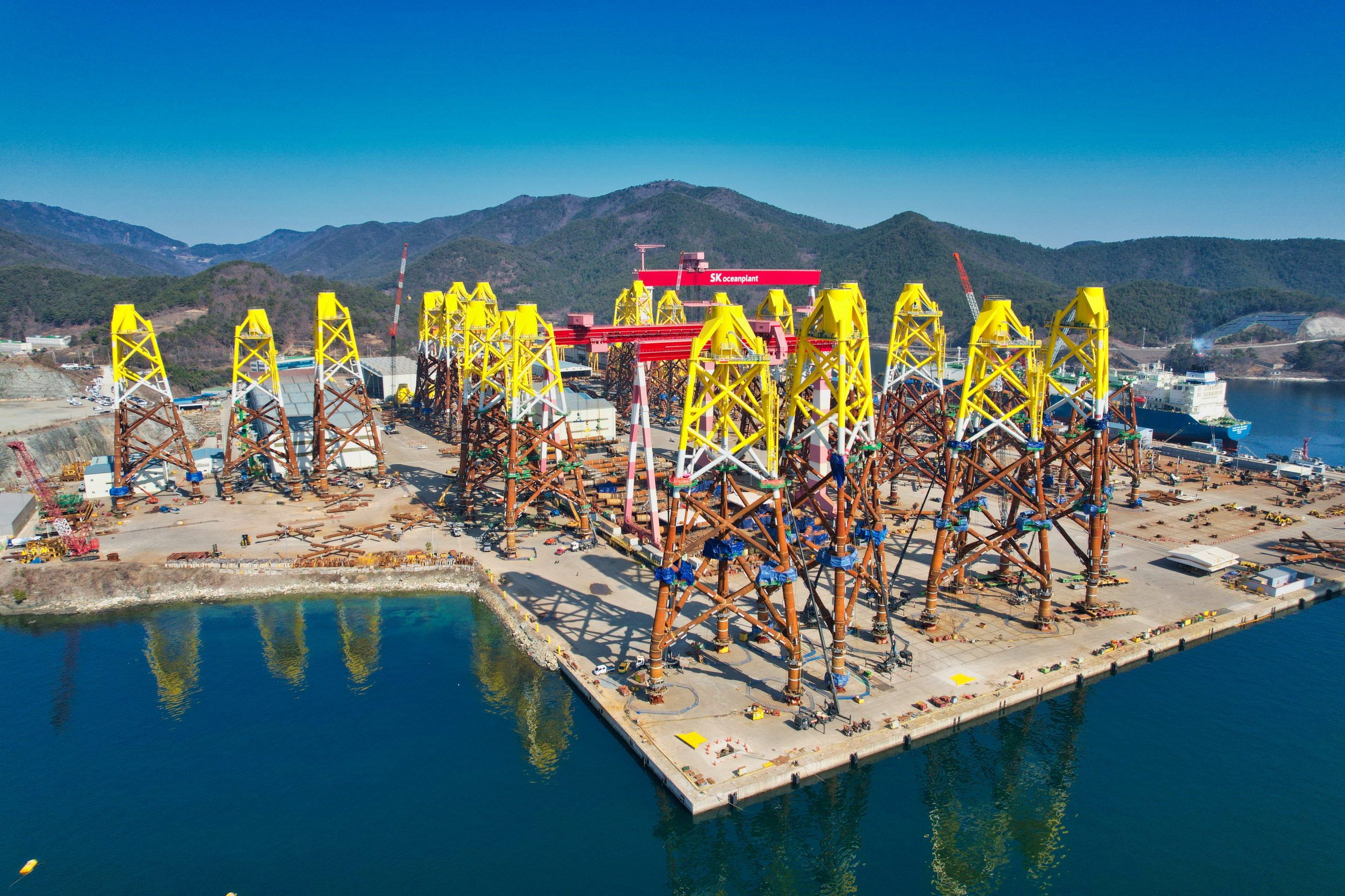 SK오션플랜트 야드 전경 해상풍력 하부구조물(재킷) 모습 / 사진제공=SK오션플랜트
