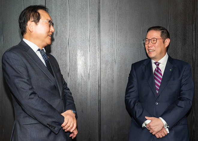 HS효성 조현상 부회장(오른쪽)이 정인교 통상교섭본부장을 만나 ABAC 활동에 대해 의견을 나눴다. 사진=HS효성