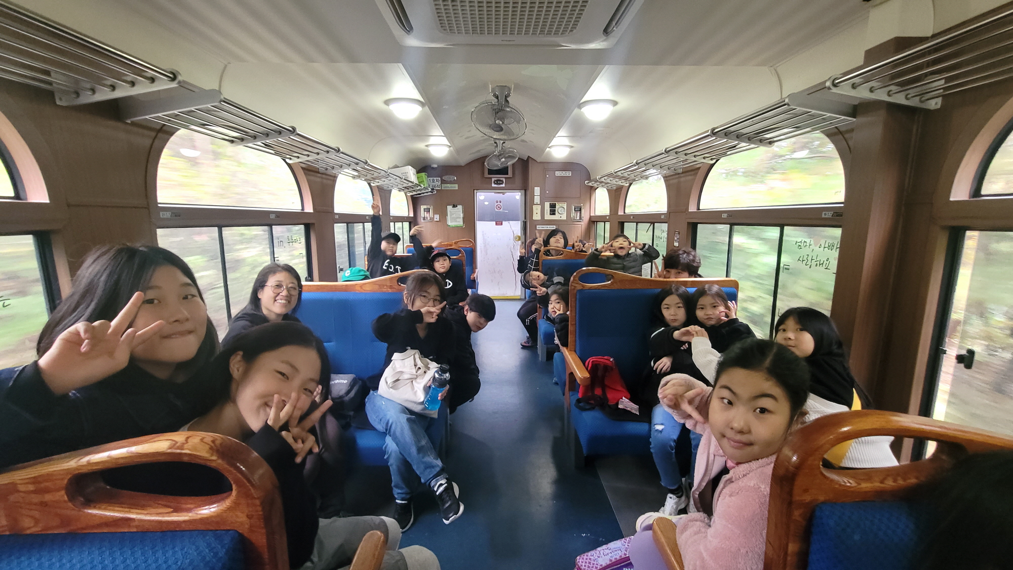 'ESG 추추파크 떠나요' 행사에 참여한 아동들이 스위치백트레인 탑승해 기념촬영을 하는 모습./사진=주현태 기자