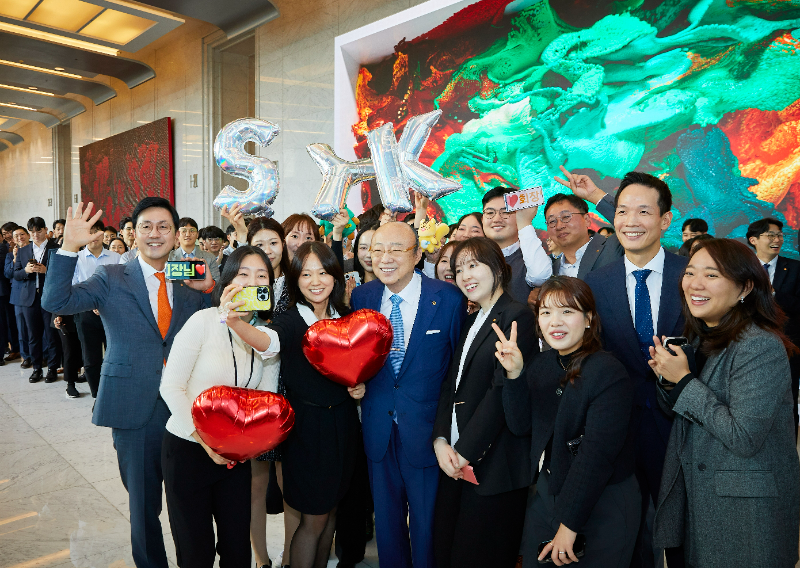 김승연 한화그룹 회장이 한화자산운용 현장경영을 마치고 63빌딩을 떠나는 길에 점심식사 후 복귀하던 200여 명의 직원이 환송하고 있다. /사진제공=한화그룹