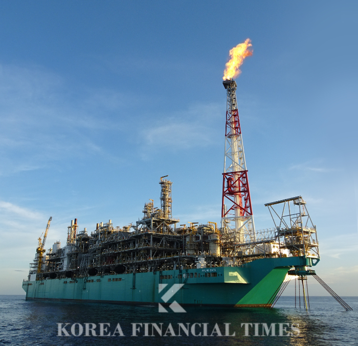 한화오션이 건조한 세계최초 FLNG. /사진제공=한화오션