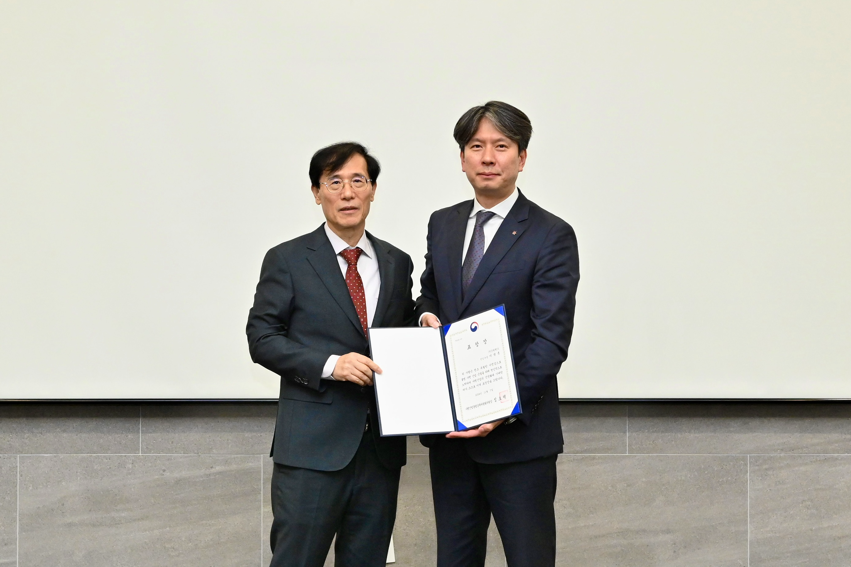 이광훈 강원랜드 카지노정책실장(오른쪽)이 심오택 사행산업통합감독위원회 위원장으로부터 불법사행산업 감시·단속 우수기관 표창을 수상하고 기념촬영을 하는 모습./사진제공=강원랜드