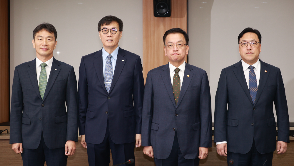 8일 오전 7시30분 한국수출입은행에서 기획재정부와 관계기관 합동 '거시경제금융회의'가 열렸다. (왼쪽부터) 이복현 금융감독원 원장, 이창용 한국은행 총재, 최상목 부총리 겸 기획재정부 장관, 김병환 금융위원회 위원장. / 사진제공= 한국은행(2024.11.08)