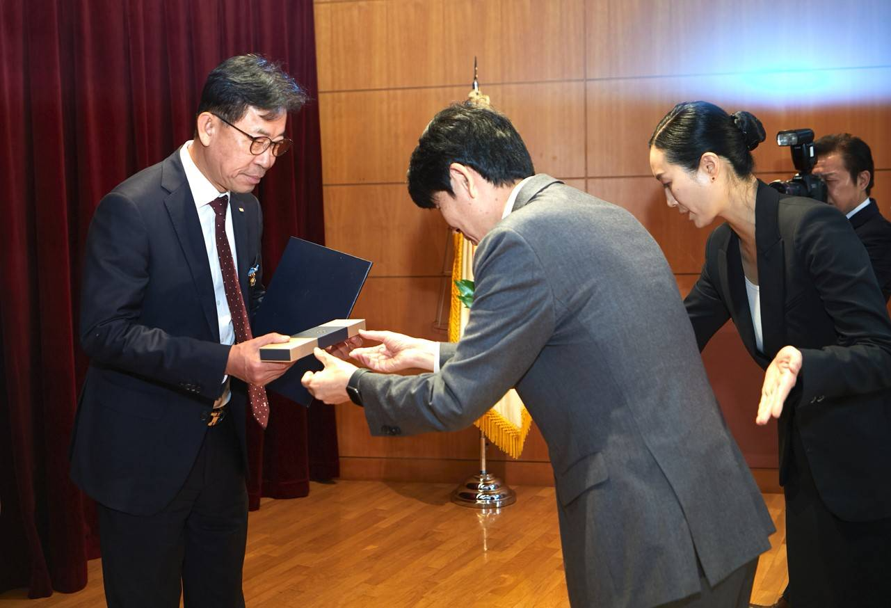 성낙원 SM스틸 건설부문 대표이사(왼쪽)가 ‘2024 대한민국 녹색경영대상’ 시상식에서 국무총리 표창장과 기념품을 받고 있다./사진제공=SM그룹