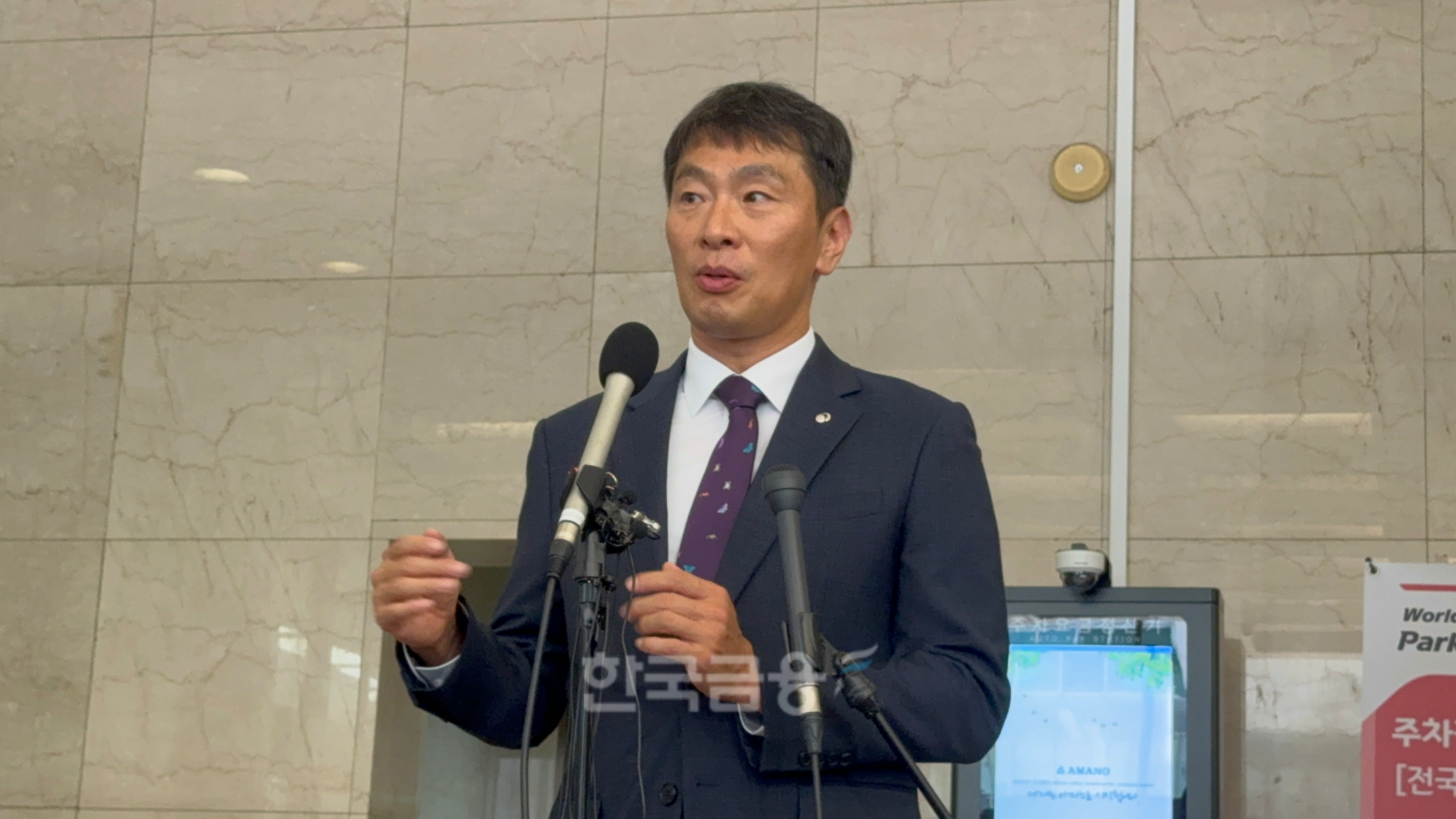 이복현 금융감독원장이 행사 후 발언하고 있다./ 사진 = 홍지인 기자