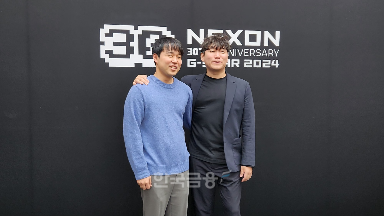 네오플의 박정완 프로젝트 오버킬 CD(왼쪽)와 윤명진 네오플 대표가 지스타 2024 프로젝트 오버킬 미디어 인터뷰에서 기념 사진을 촬영하고 있다. / 사진=김재훈 기자