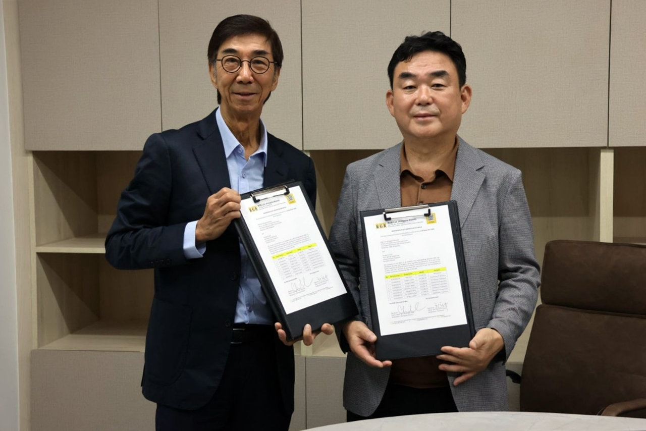 강원랜드 최철규 대표이사 직무대행이 추아 김(Chuah Kim Seah) RGB 대표와 머신 판매 협약을 체결하고 기념촬영을 하는 모습./사진제공=강원랜드