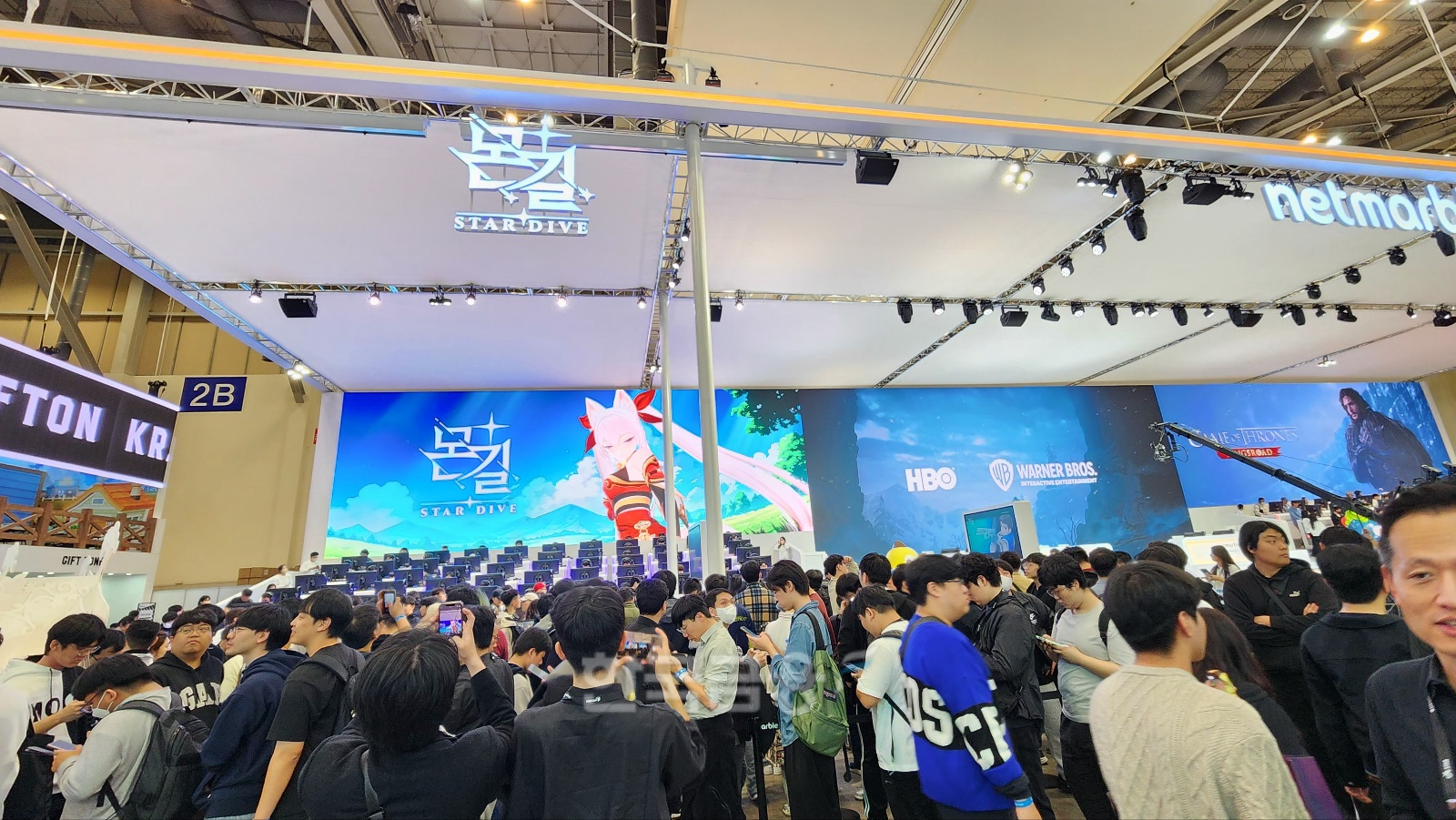 지스타 2024 넷마블관 '몬길:STAR DIVE' 시연대 전경. / 사진=김재훈 기자