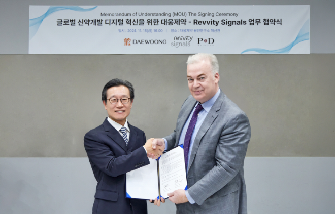 박준석 대웅제약 신약센터장(왼쪽)이 찰스 코이네(Charles J. Coyne) 레비티시그널즈 아시아태평양 총괄과 최근 디지털전환 관련 업무협약을 체결하고 있다. /사진=대웅제약