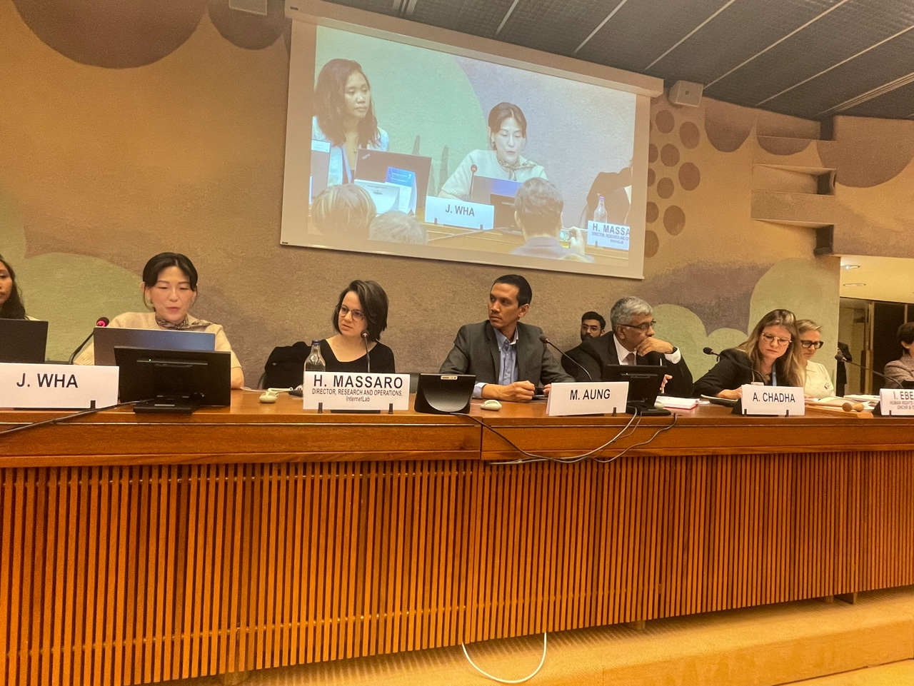 카카오 그룹기술윤리팀 허진화 프로젝트리더, 마이크로소프트 시니어 디렉터 아쉬토쉬 샤다, 인터넷랩 디렉터 일로이자 마사로 등이 포럼에 참석중이다. / 사진=카카오