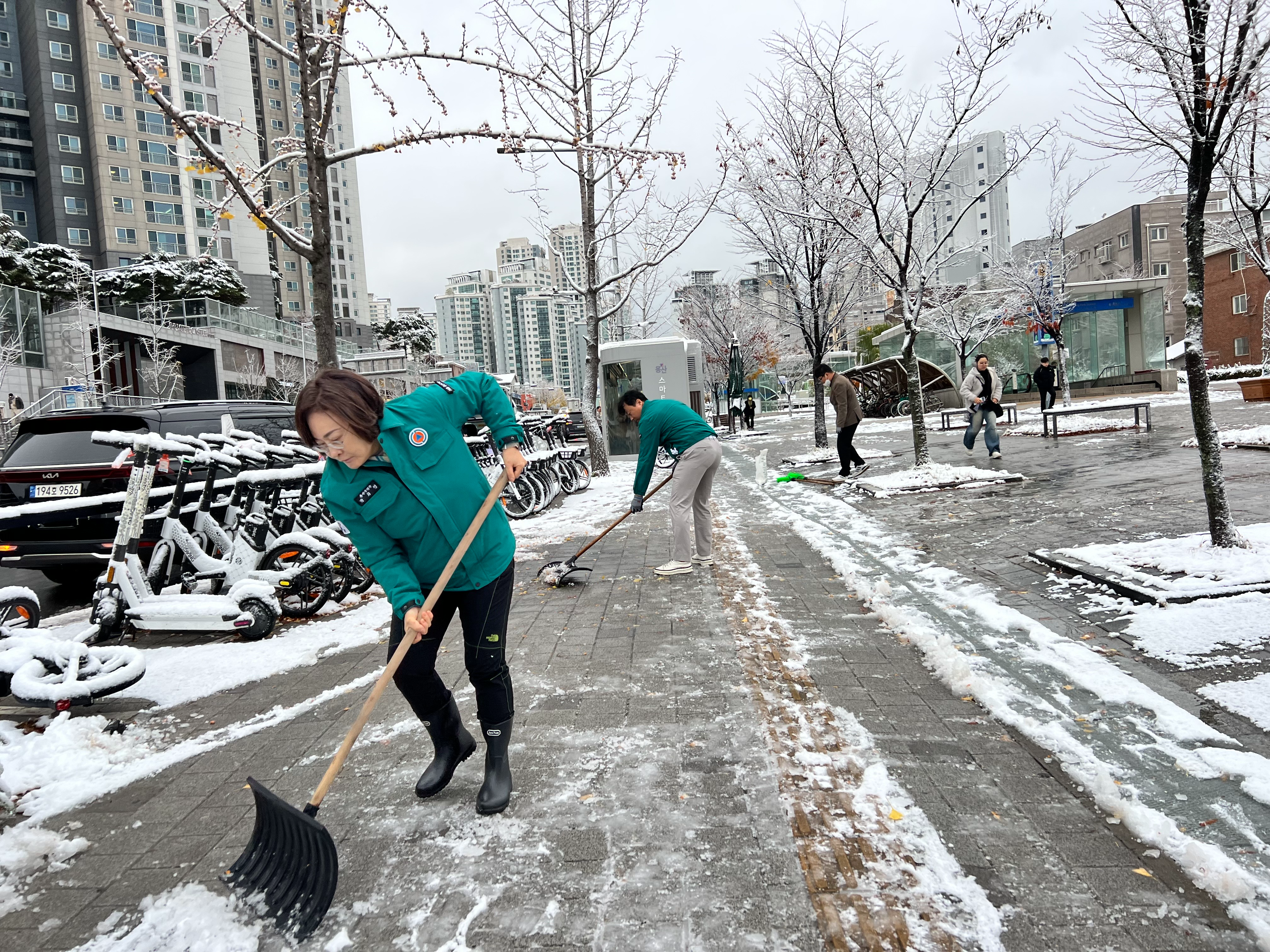 박희영 용산구청장이 효창공원역 앞 보행로에서 제설 작업을 펼치는 모습./사진제공=용산구
