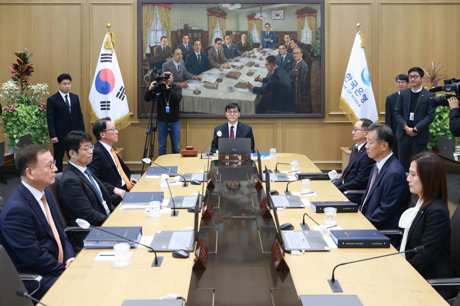 이창용 한국은행 총재가 28일 오전 서울 중구 한국은행에서 열린 금융통화위원회 본회의를 주재하고 있다. 금통위 7인 체제 모습. / 사진제공= 한국은행(2024.11.28)