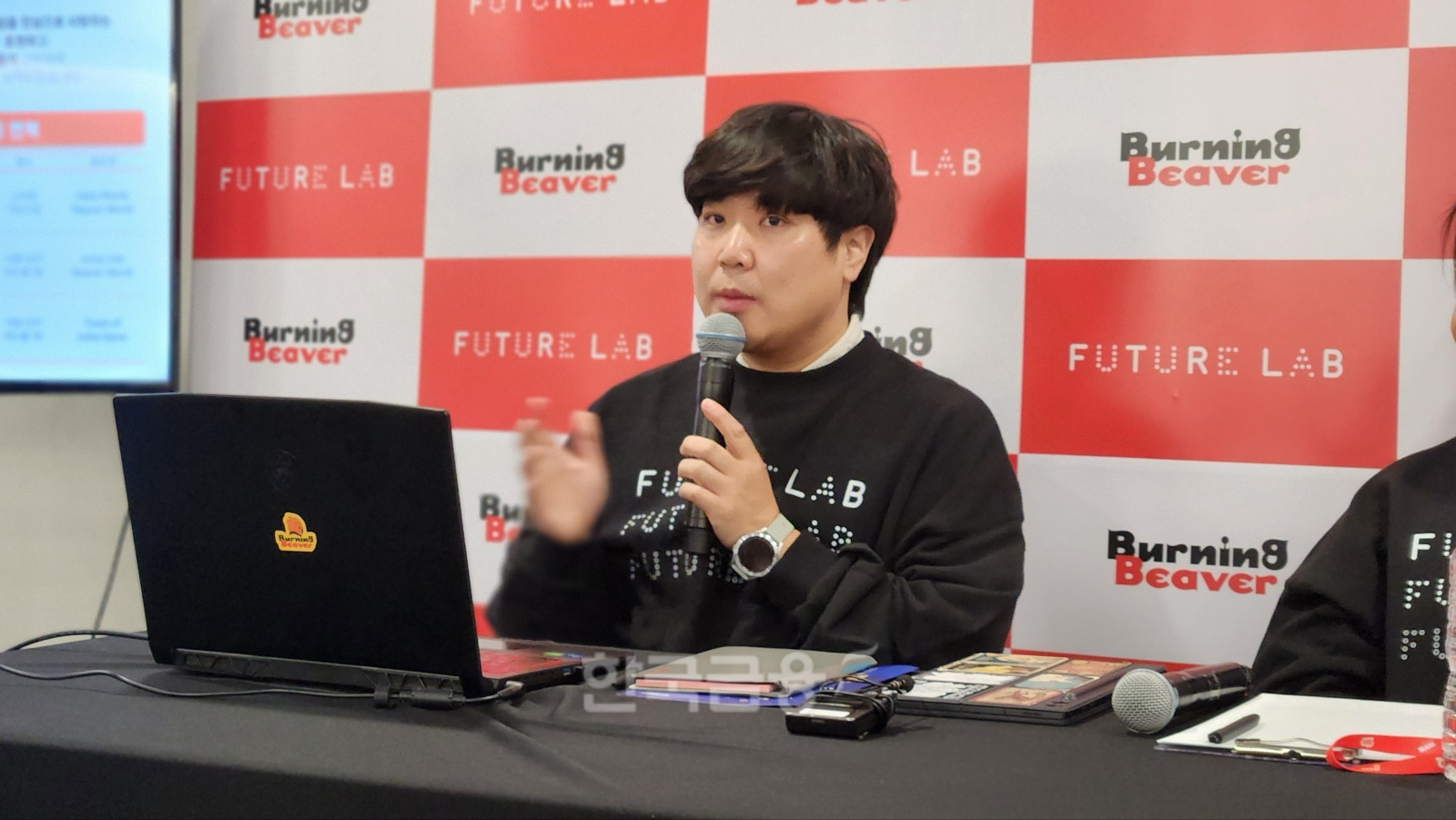 버닝비버 2024에 대해 소개하고 있는 황주훈 스마일게이트 퓨처랩 재단 버닝비버 담당. / 사진=김재훈 기자