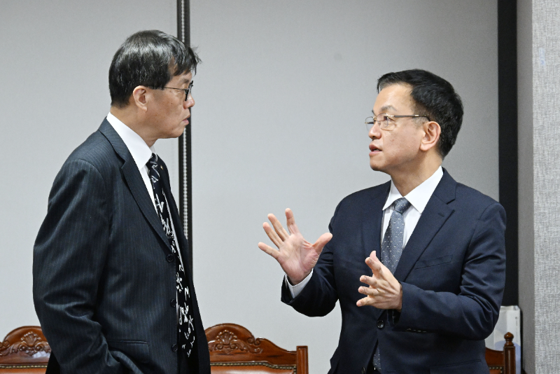 4일 긴급 거시경제·금융현안 간담회. 최상목 부총리 겸 기획재정부장관(오른쪽)과 이창용 한국은행 총재(왼쪽). / 사진제공= 기획재정부(2024.12.04)