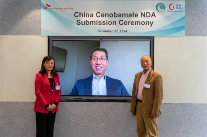 이동훈 SK바이오팜 대표(가운데)가 세노바메이트의 중국 신약허가신청(NDA)를 기념하고 있다. SK바이오팜과 이그니스 테라퓨틱스의 양사 임직원이 공동으로 중국 현지에서 NDA 신청 기념 세리머니를 개최했다. /사진=SK바이오팜
