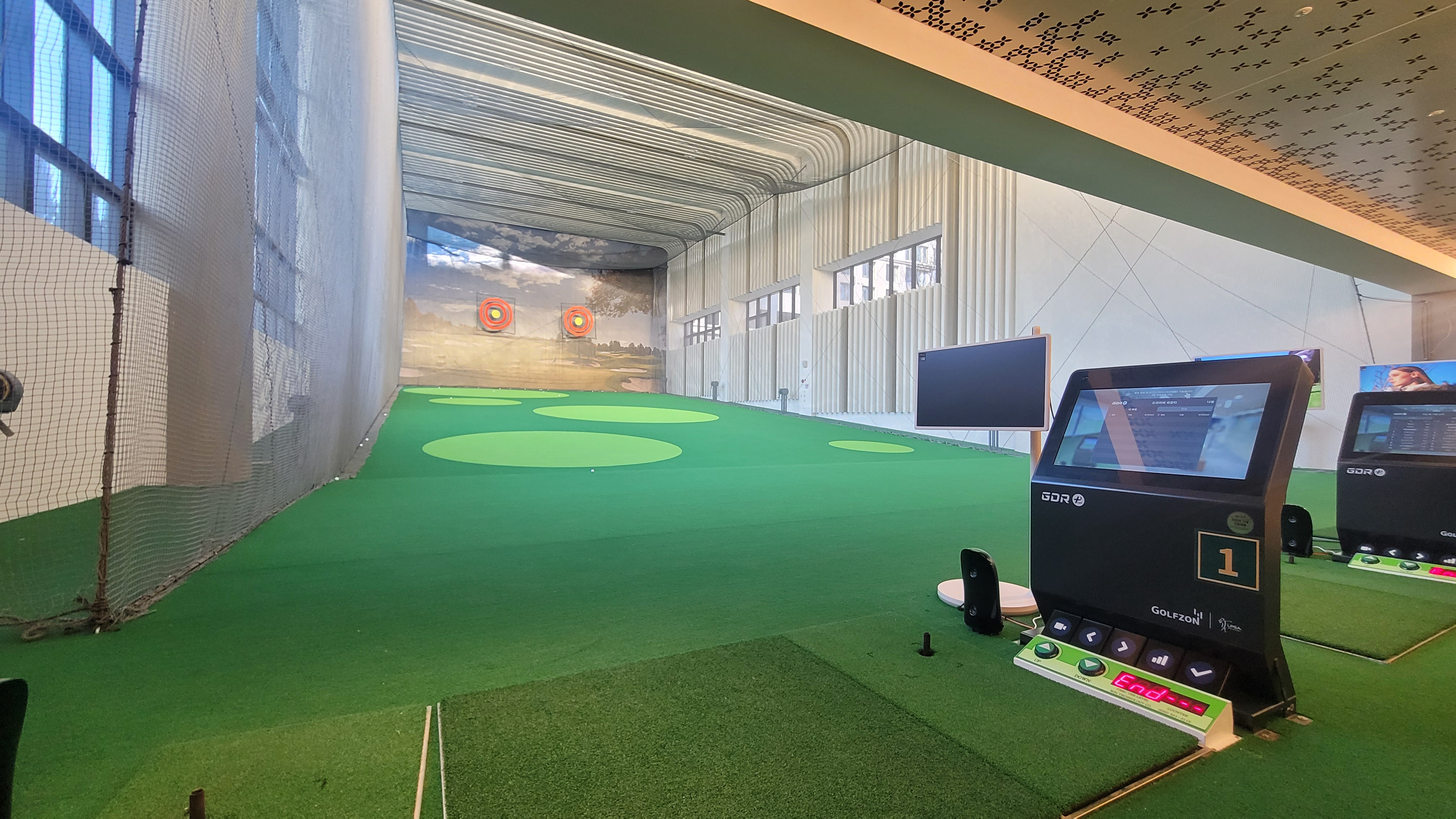 로열파크씨티Ⅱ 복층 구조 인도어 골프연습장./사진=주현태 기자