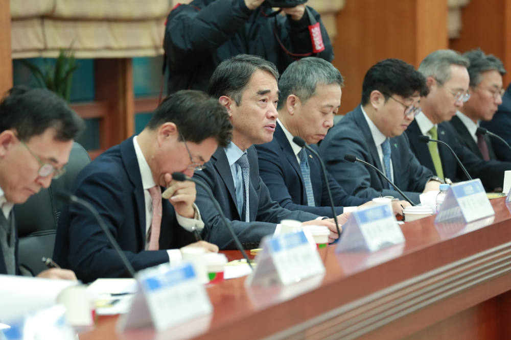 금융감독원은 5일 여의도 금융투자협회에서 함용일 자본시장·회계 부원장(사진 가운데) 주재로 국내 36개 증권사 CEO, 서유석 금투협회장과 긴급현안 간담회를 개최했다. / 사진제공= 금융감독원(2024.12.05)
