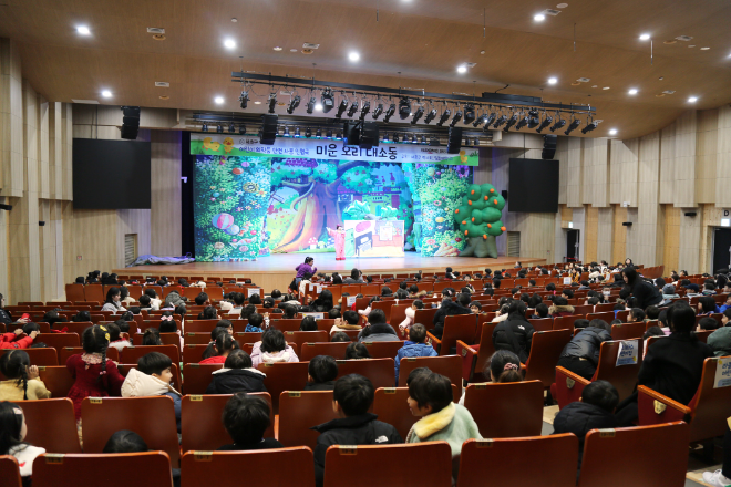 일동제약은 서초구 약사회와 함께 어린이들을 대상으로 올바른 의약품 사용의 중요성을 알리는 인형극 '미운 오리 대소동' 상연 행사를 가졌다고 6일 밝혔다./사진=일동제약