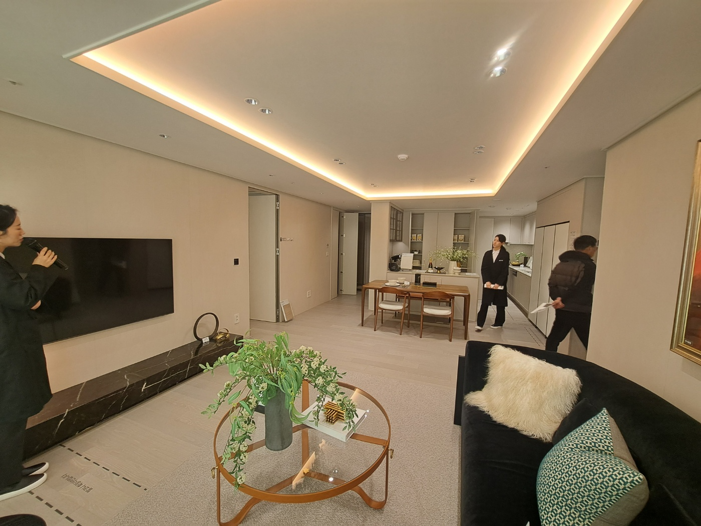 '아크로 리츠카운티' 견본주택 84㎡ 유니트 내부 / 사진=장호성 기자