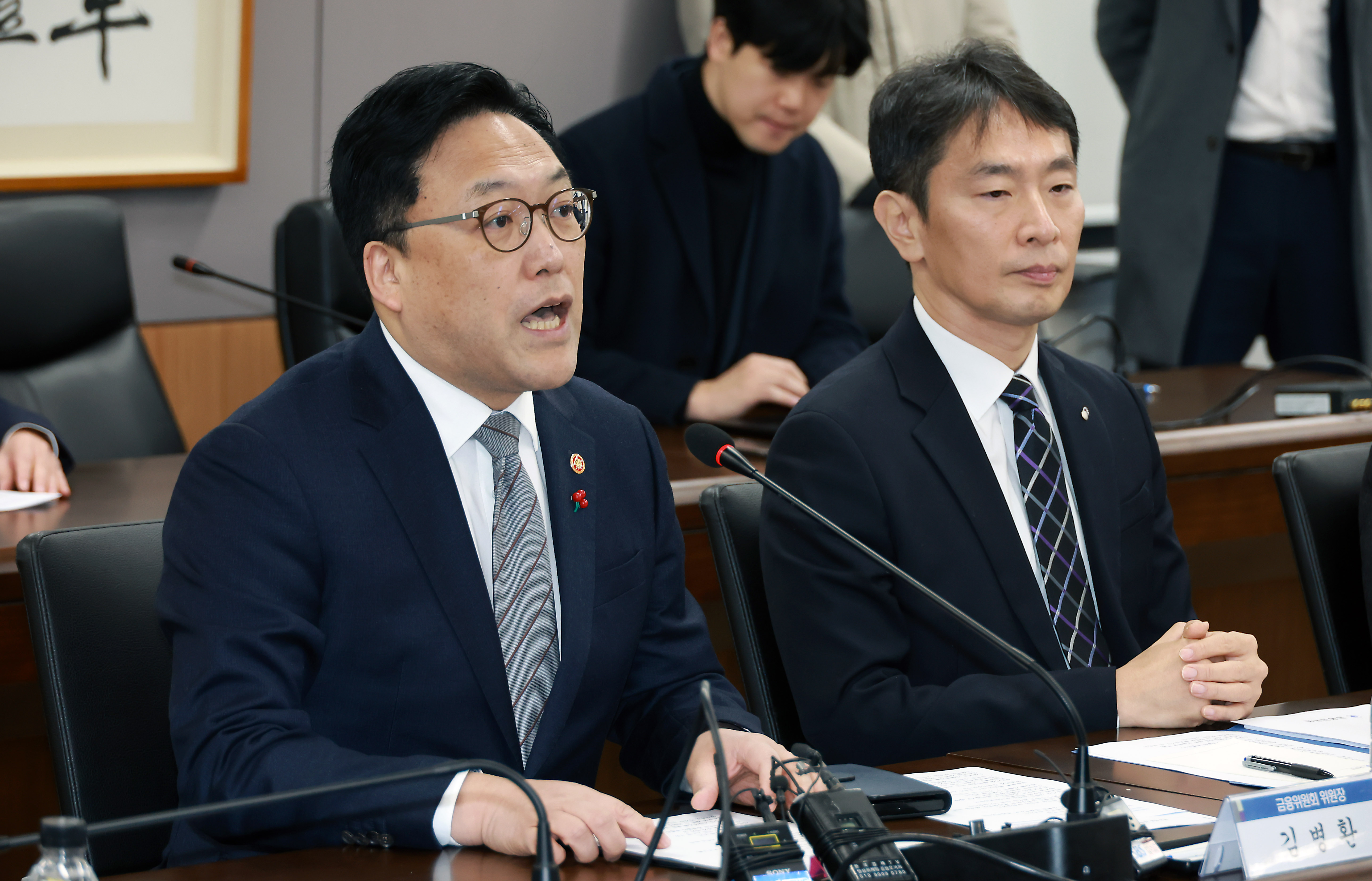 9일 개최된 금융상황 점검회의에서 발언하는 김병환 금융위원장(왼)과 이복현 금융위원장 / 사진제공 = 금융위원회