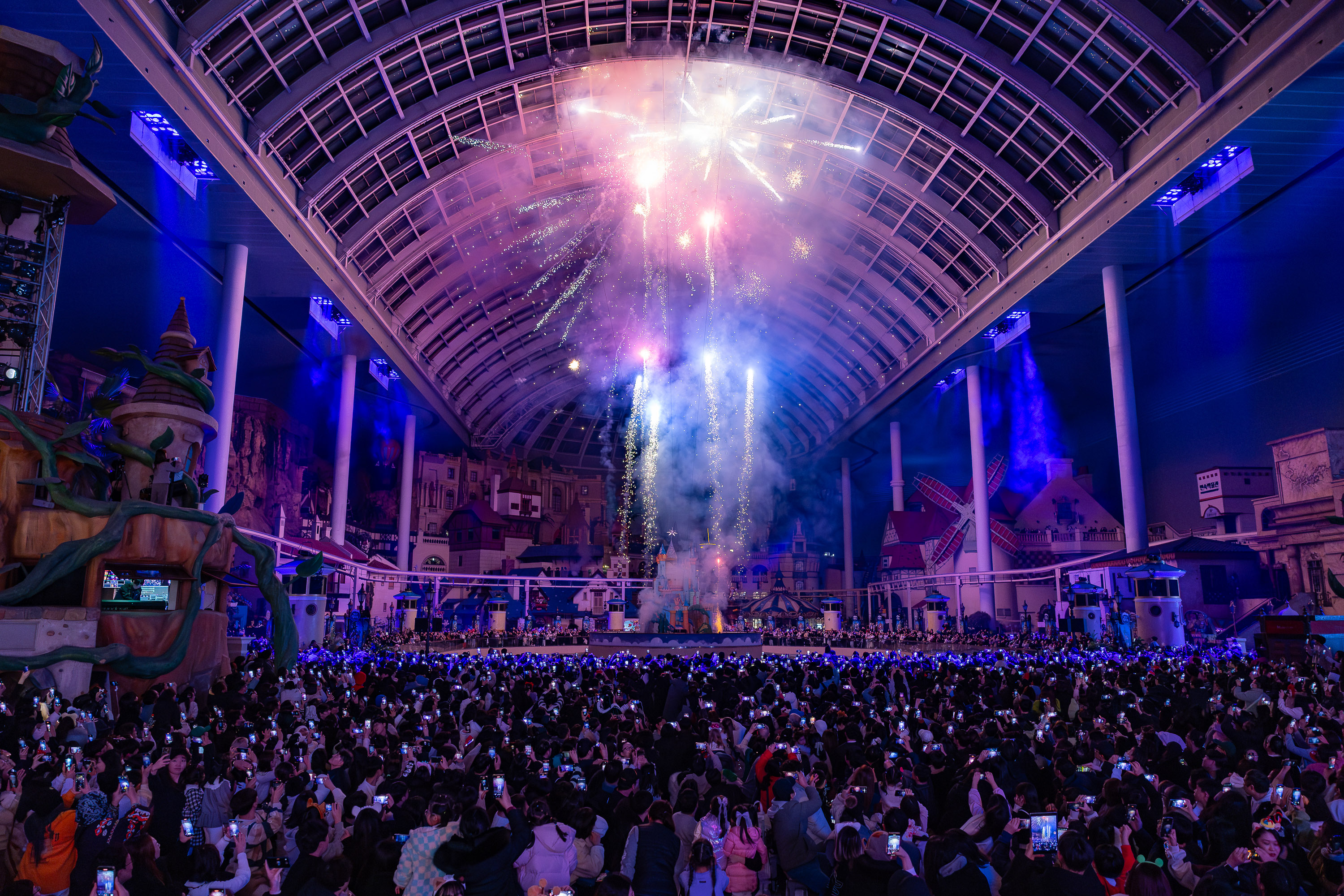롯데월드 어드벤처가 2024년 연말 카운트다운 행사를 연다. /사진제공=롯데월드