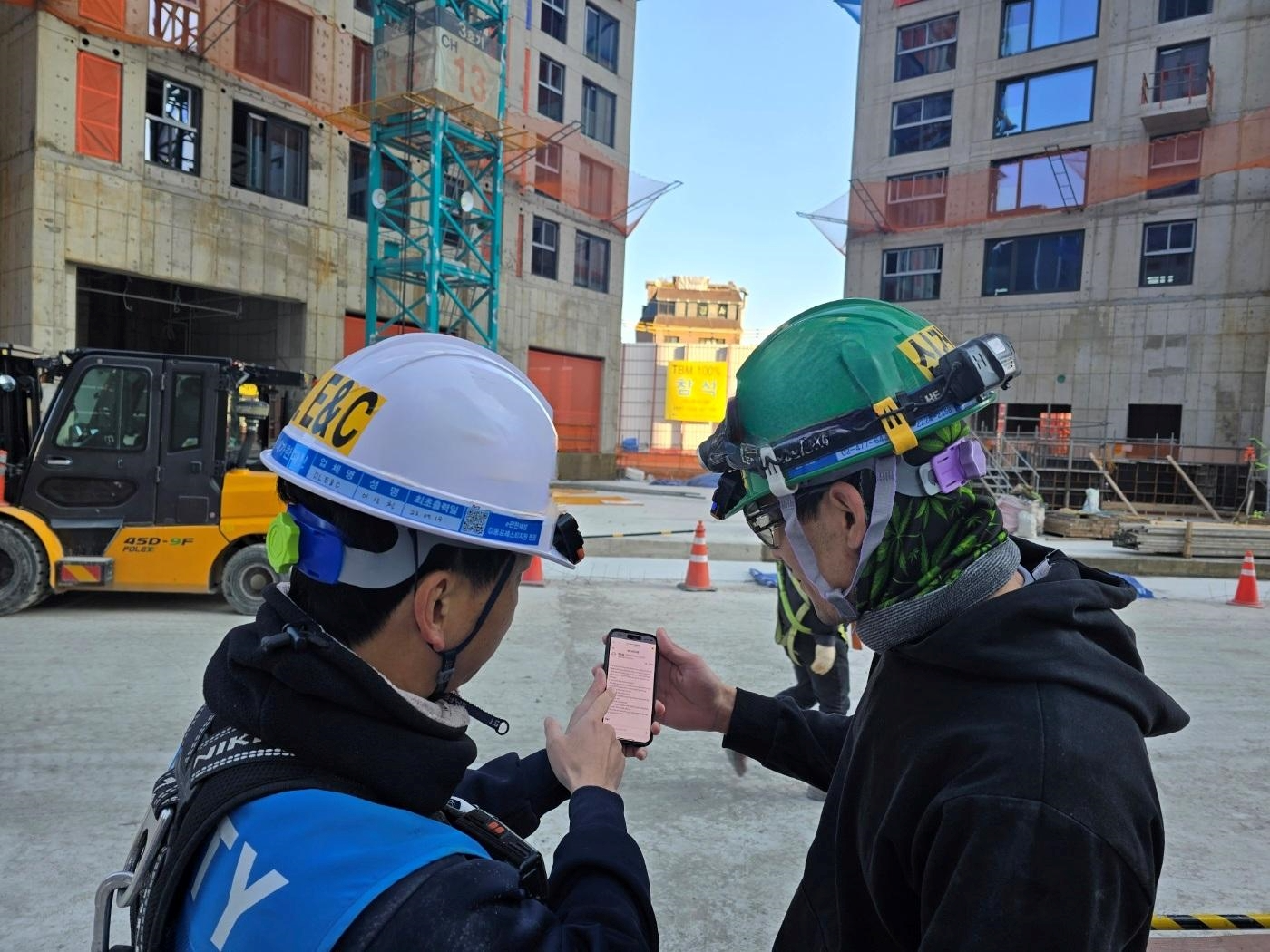 DL이앤씨 직원이 수도권의 한 아파트 건설 현장에서 외국인 노동자에게 ‘AI 자동번역 시스템’을 안내하고 있다./사진제공=DL이앤씨
