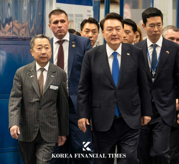 지난 9월 20일(현지 시각) 두산에너빌리티 자회사 두산스코다파워(체코 플젠)에서 진행된 ‘한국·체코 원전 전주기 협력 협약식’에서 윤석열 대통령(앞줄 오른쪽)이 박정원 두산그룹 회장(앞줄 왼쪽)의 안내를 받아 입장하고 있다. /사진제공=두산에너빌리티