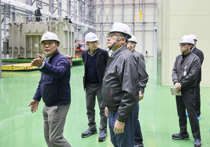 구자균 LS일렉트릭 회장(맨 앞줄 가운데) KOC전기가 증설한 생산동을 둘러보고 있다. /사진제공=LS일렉트릭