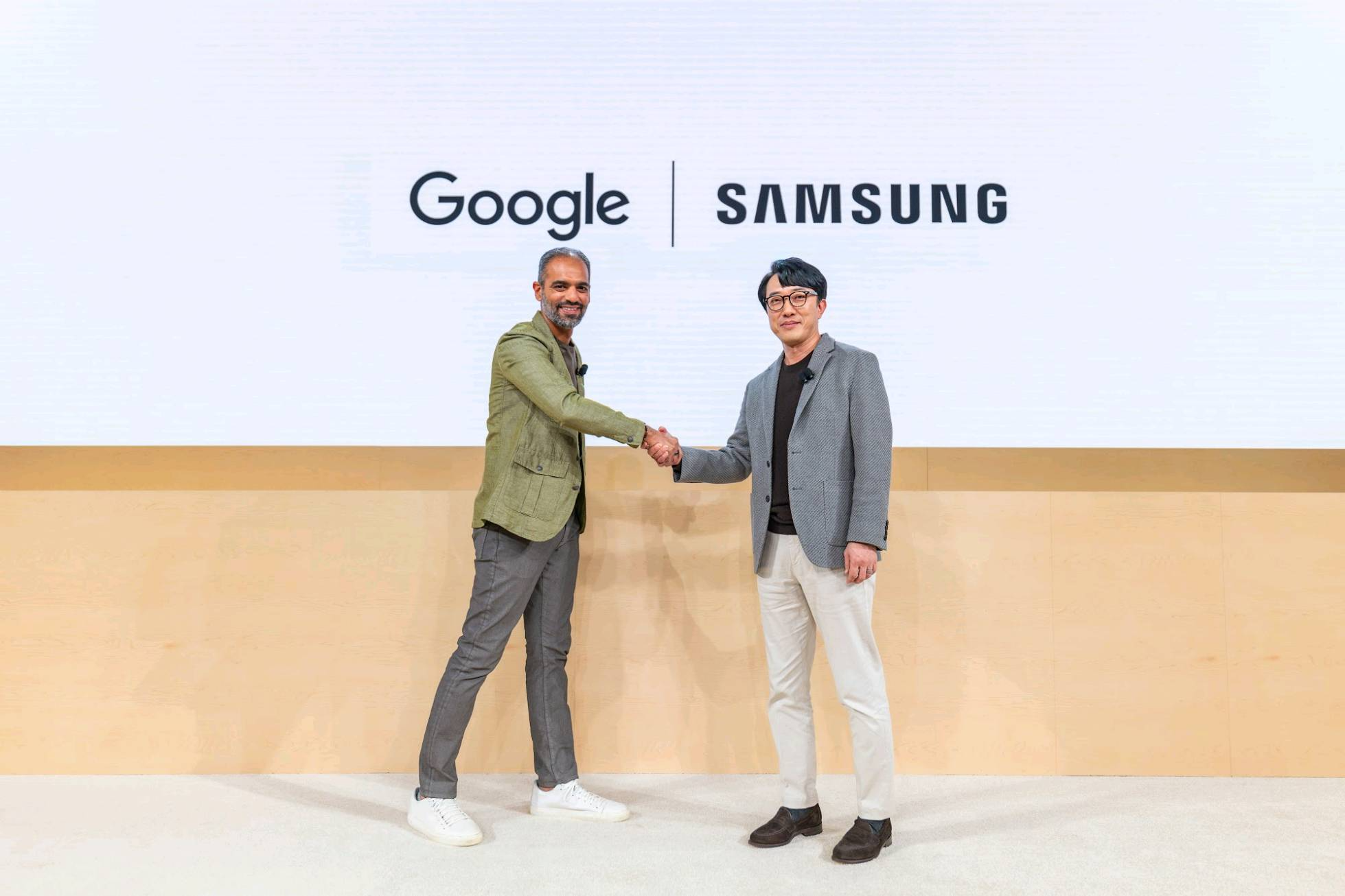12일(현지시간) 미국 뉴욕 구글 캠퍼스에서 진행된 'XR 언락(XR Unlocked)' 행사에서 삼성전자 MX사업부 개발실장 최원준 부사장과 구글 안드로이드 에코시스템 부문 사미르 사맛(Sameer Samat) 사장이 악수를 나누는 모습. / 사진=삼성전자