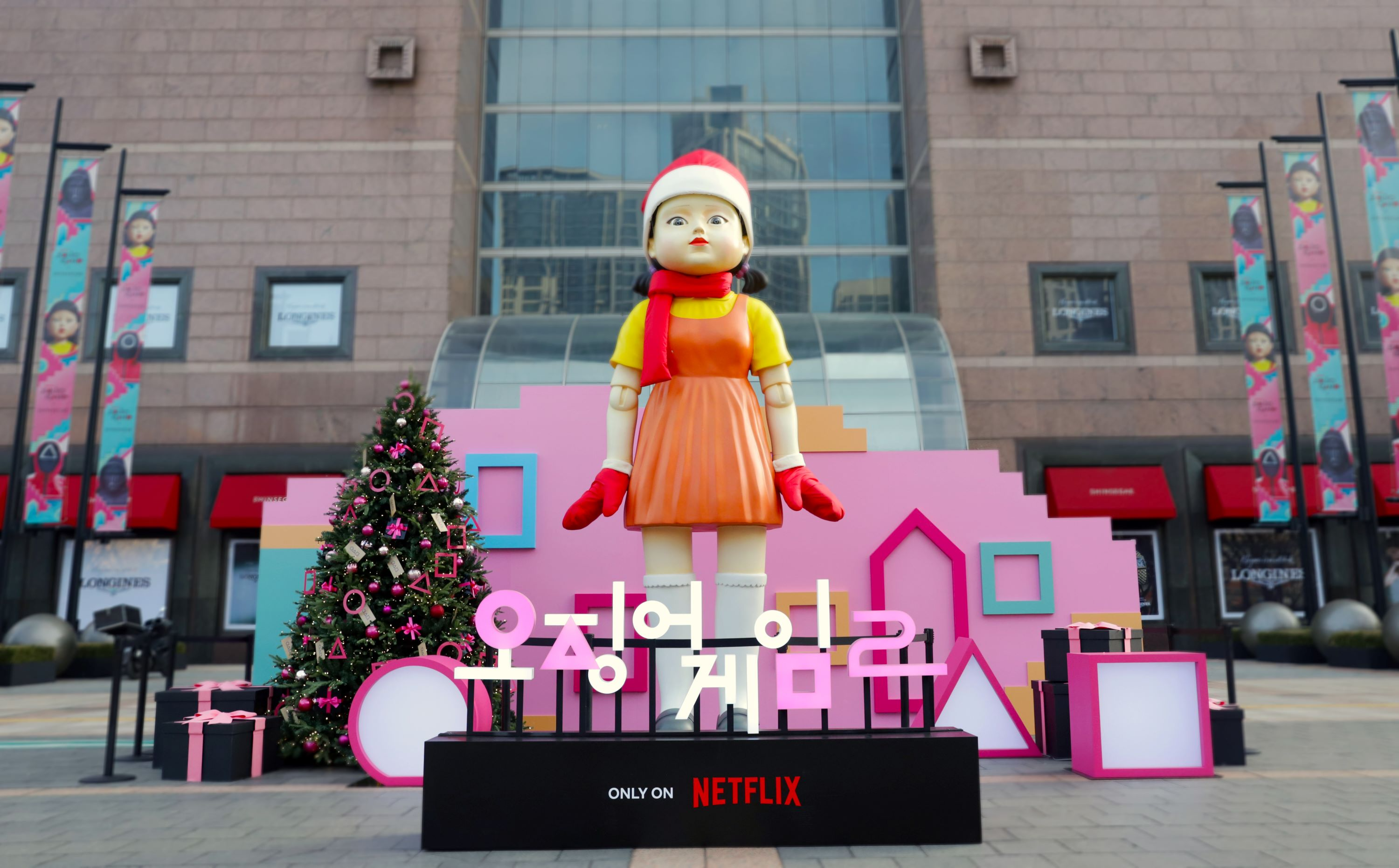 신세계백화점이 국내 백화점사 중 최초로 넷플릭스와 파트너십을 맺고 '오징어 게임' 시즌2 행사를 펼친다. /사진제공=신세계백화점