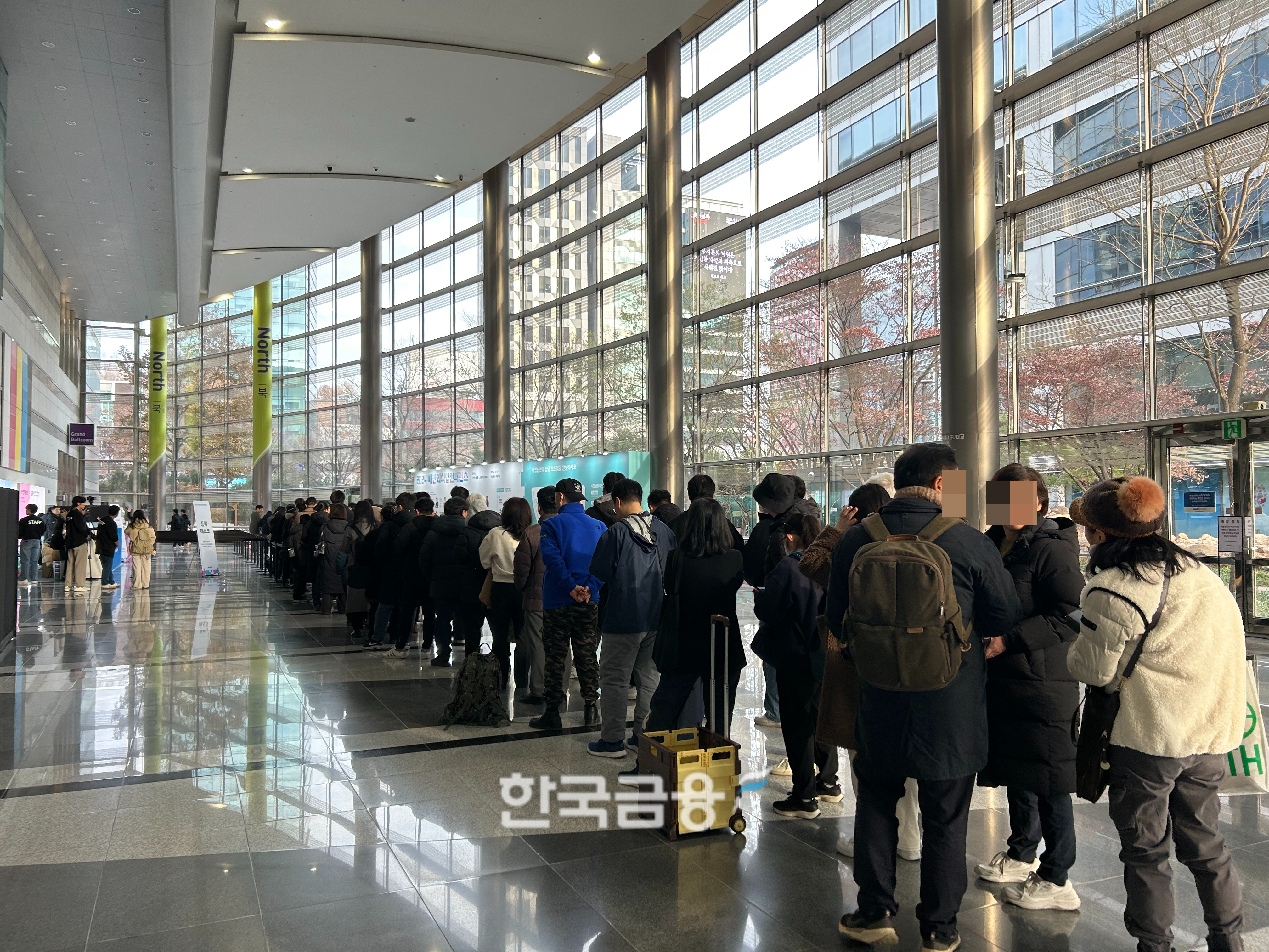 2024년 배민 외식 컨퍼런스 현장 예약을 하기 위한 사람들의 모습. /사진=박슬기 기자