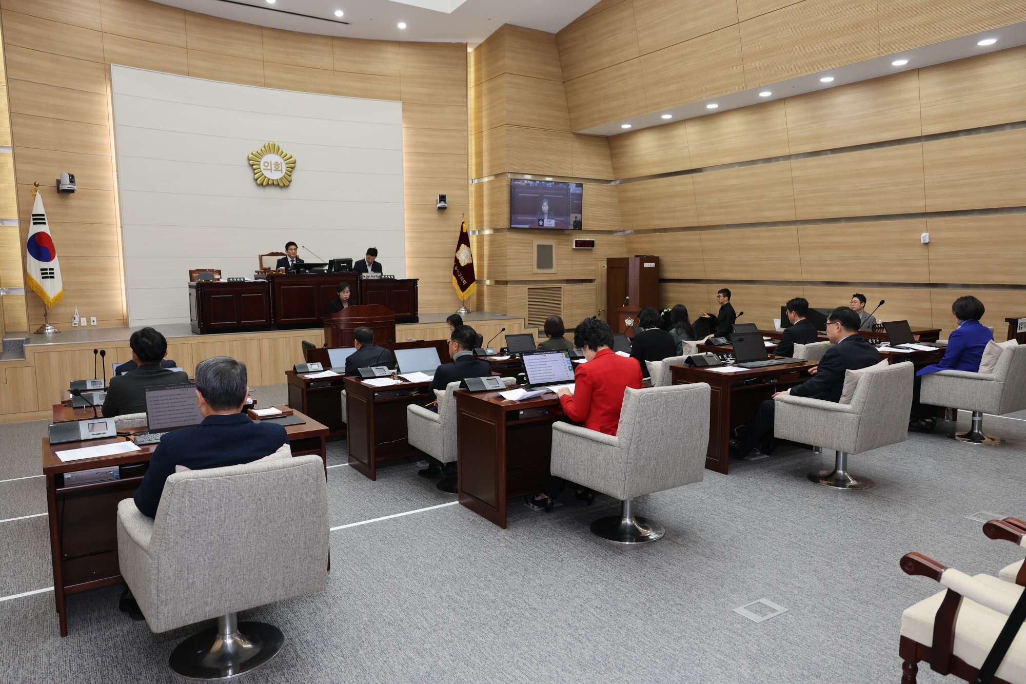 김성철 용산구의회 의장이 본회의를 주재하는 모습./사진제공=용산구의회