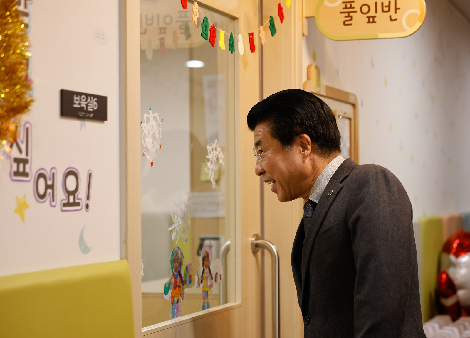 서강석 송파구청장이 국공립 힐스테이트아이편한세상 어린이집 시설을 둘러보는 모습./사진제공=송파구