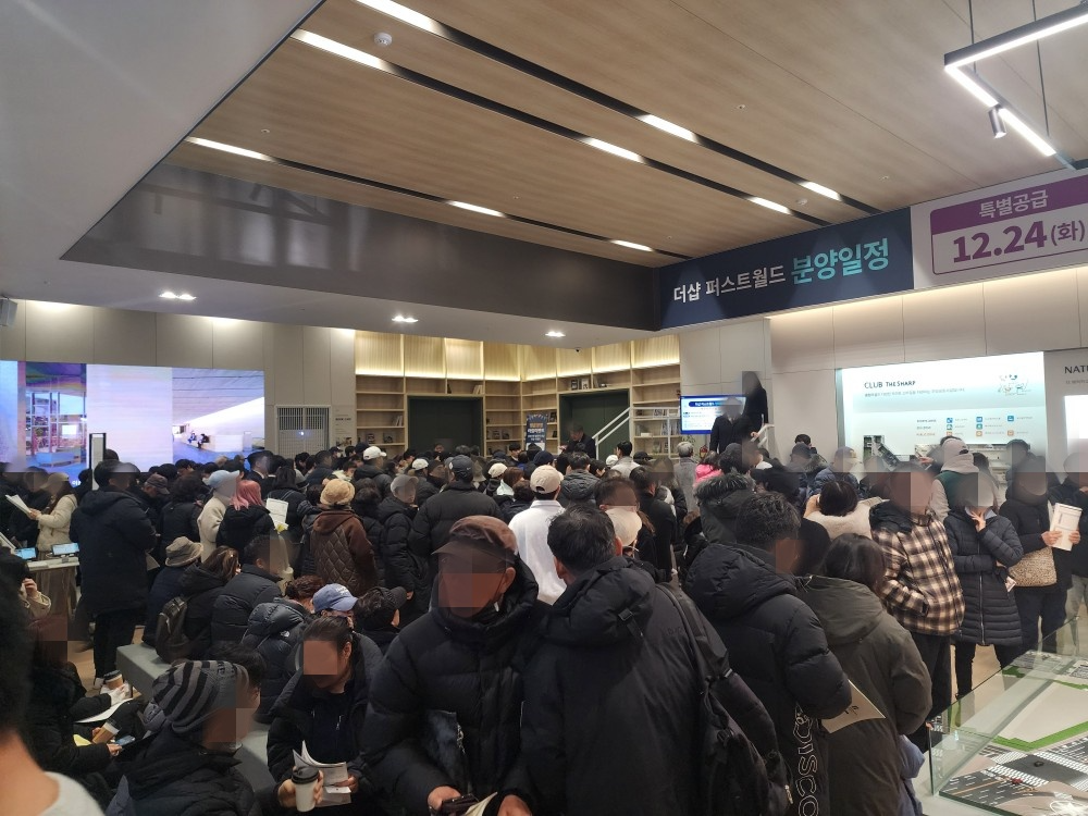방문객들로 붐비는 '더샵 퍼스트월드 서울' 견본주택 모습./사진제공=포스코이앤씨