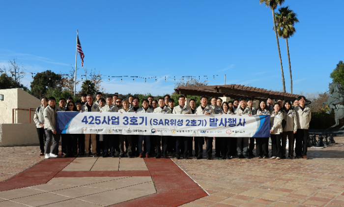 지난 21일 미국 캘리포니아주 반덴버그우주군 기지에서 진행한 정찰위성 3호기 발사 행사에 425 사업 참여자들이 사진 촬영을 하고 있다. /사진제공=KAI
