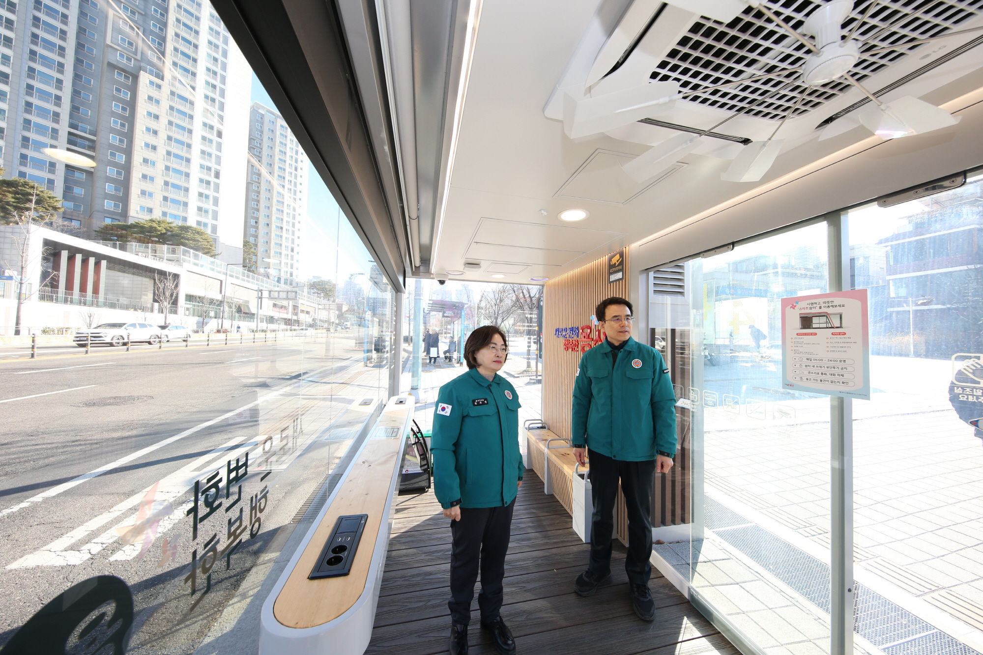 박희영 용산구청장이 관내 겨울철 한파를 대비해 효창공원앞역 스마트쉼터 현장을 점검하고 있다./사진제공=용산구