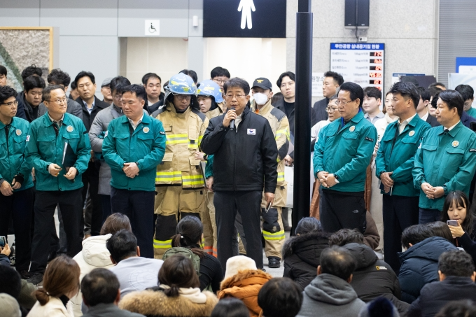 제주항공 무안국제공항 여객기 사고 관련 브리핑을 진행 중인 박상우 국토교통부 장관 / 사진제공=국토교통부