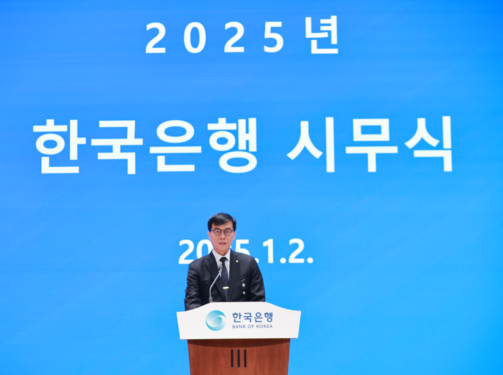 이창용 한국은행 총재가 2일 오전 서울 중구 한국은행 별관1층 대강당에서 열린 한은 2025년 시무식에서 신년사를 하고 있다. / 사진제공= 한국은행(2025.01.02)