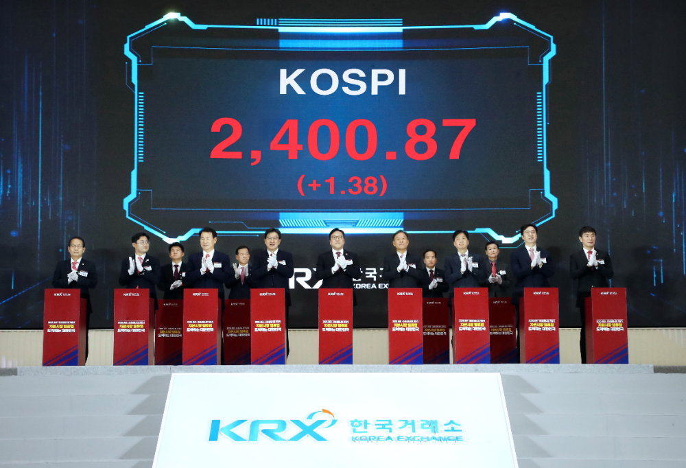 한국거래소는 2일 서울사옥 종합홍보관에서 국회, 정부 및 금융투자업계 관계자들이 참석한 가운데 2025년 증권 파생상품시장 개장식을 개최했다. 개장신호식 부저를 누르는 인사들. (앞줄 왼쪽부터) 강준현 국회 정무위원회 간사, 이정문 더불어민주당 정책위원회 수석부의장, 정은보 한국거래소 이사장, 권성동 국민의힘 원내대표, 김병환 금융위원회 위원장, 윤한홍 국회 정무위원장, 오기형 더불어민주당 주식시장활성화TF단장, 강민국 국회 정무위원회 간사, 이복현 금융감독원장. (뒷줄 왼쪽부터) 오흥식 코스닥협회장, 서유석 금융투자협회장, 이기헌 상장회사협의회 부회장, 강윤근 코넥스협회장. / 사진제공= 한국거래소(2025.01.02)