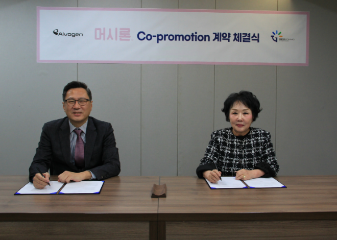 서울 서대문구 연희동 지오영 본사에서 지오영과 알보젠코리아가 경구피임약 머시론정에 대한 국내 영업-유통 계약을 체결했다. 지오영 조선혜 회장(우측)과 알보젠코리아 이준수 대표가 기념 촬영을 하고 있는 모습. /사진=지오영