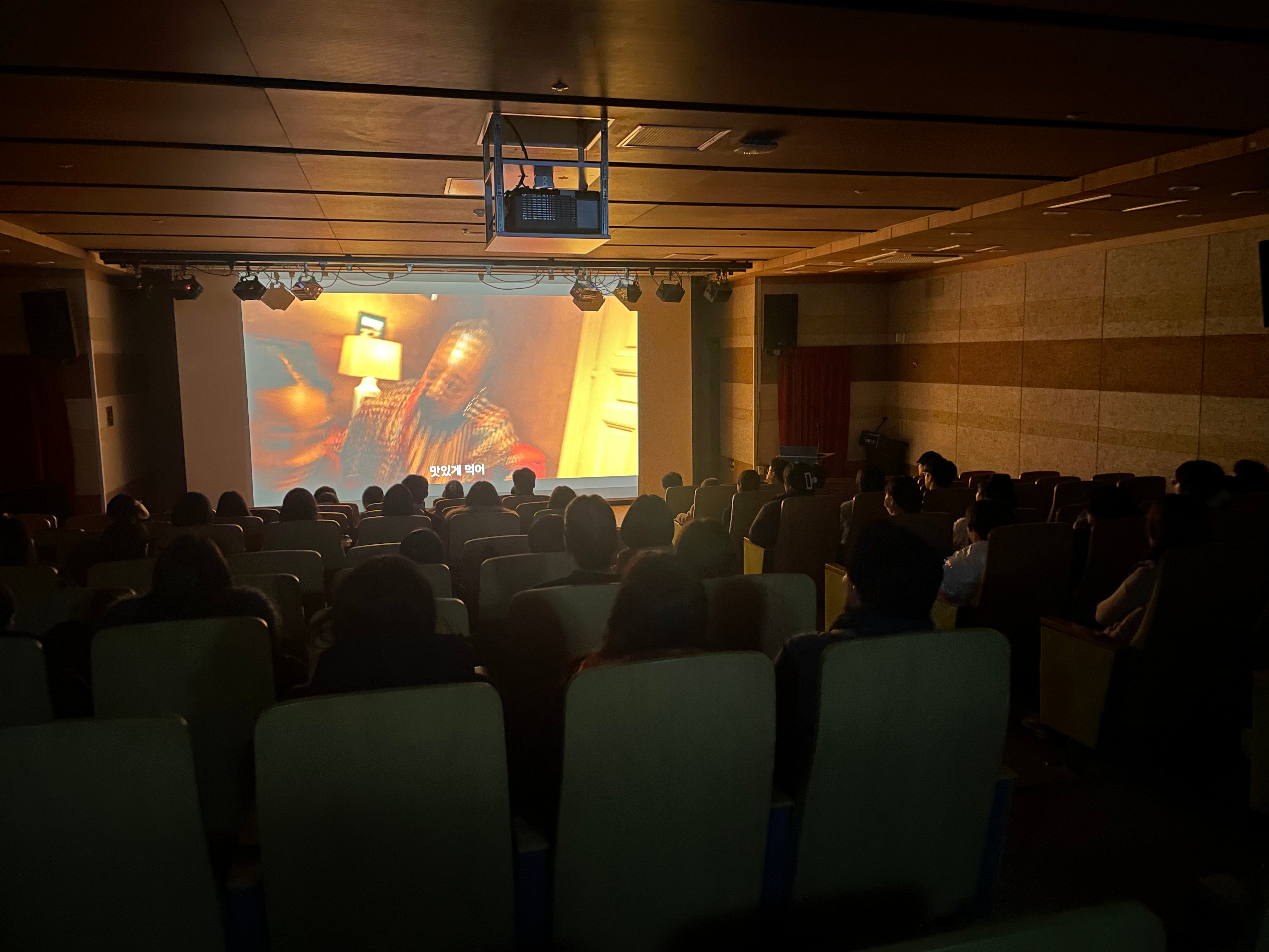 송파구 주민들이 송파글마루도서관에서 영화제 작품을 관람하는 모습./사진제공=송파구