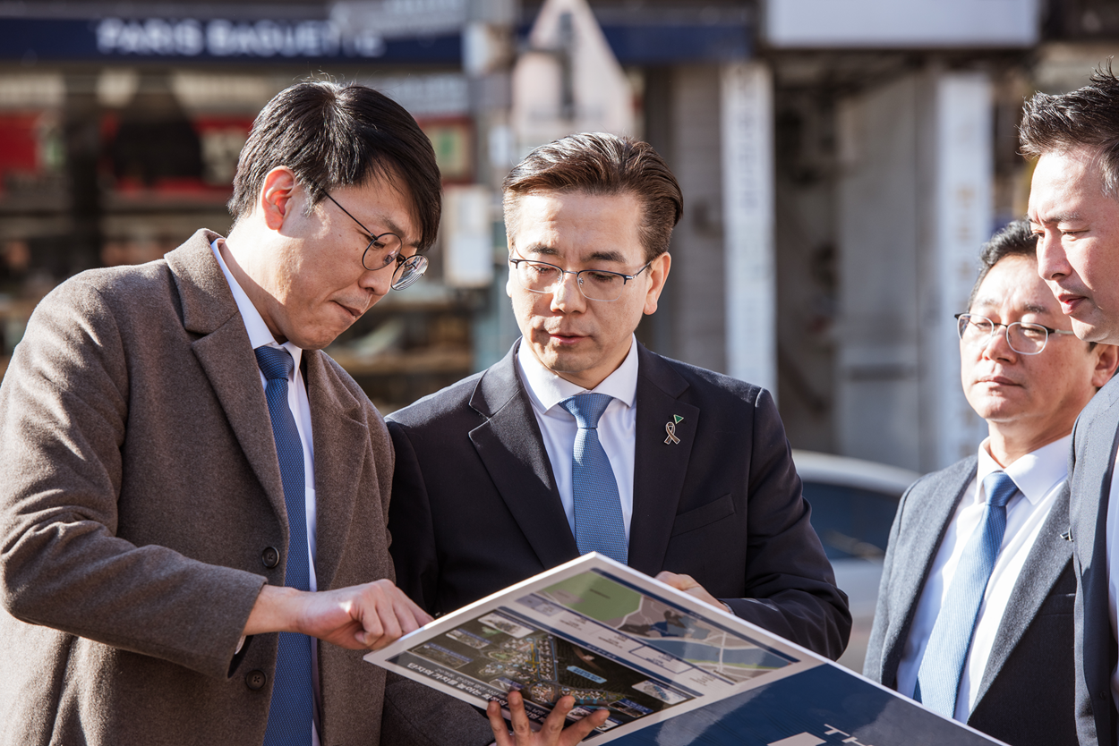 이한우 현대건설 대표이사가 한남4구역을 방문해 한강변 랜드마크 건설을 약속했다./사진제공=현대건설