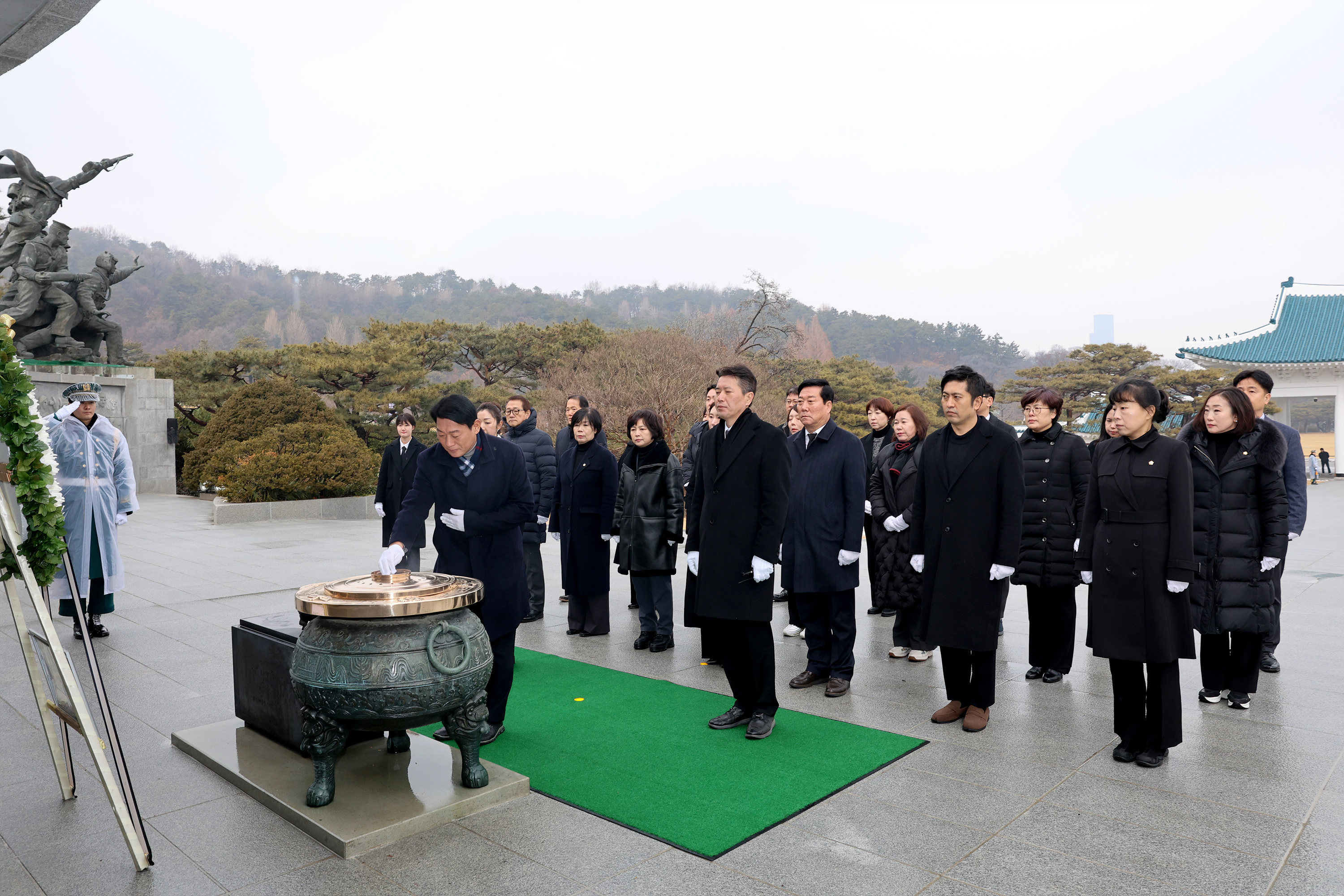동작구의회 의원들이 6일 국립서울현충원을 방문해 참배하며 새해 의정활동을 시작했다./사진제공=동작구의회