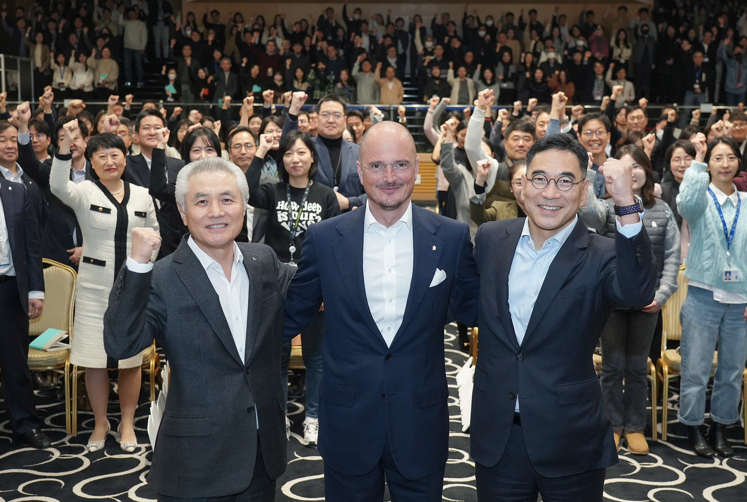 이광희 SC제일은행장(맨 오른쪽), 박종복 SC그룹 Senior Advisor (맨 왼쪽), 디에고 디 조르지 SC그룹 최고재무책임자(가운데)가 지난 6일 SC제일은행 본점에서 열린 신년 타운홀에서 임직원들과 기념 촬영을 하고 있다. / 사진제공 = SC제일은행
