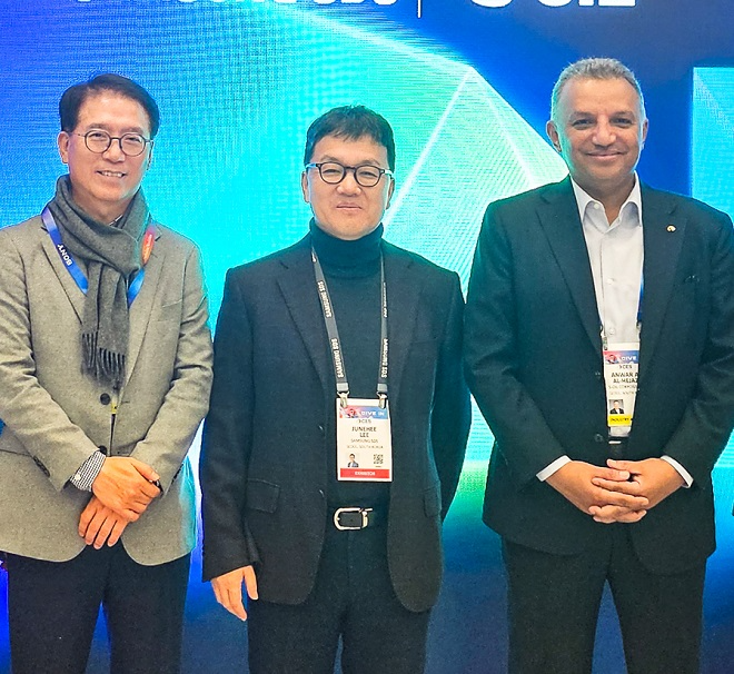 에쓰오일 류열 전략관리총괄(맨 왼쪽)과 안와르 알 히즈아지 CEO(맨 오른쪽). 사진=에쓰오일